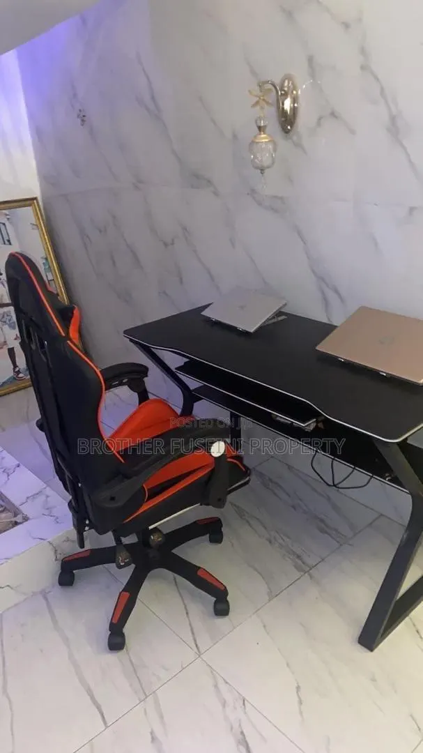Office Chair and Table · Photo 1