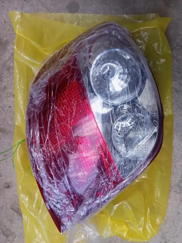 Toyota Matrix 2009-2013 Taillight Pair · Photo 1