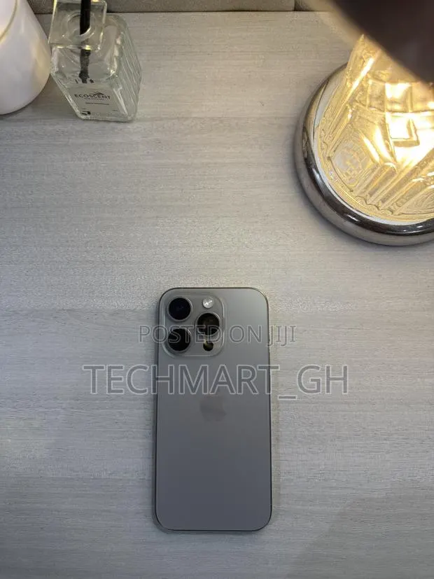 Apple iPhone 16 Pro 128 GB Silver · Photo 1