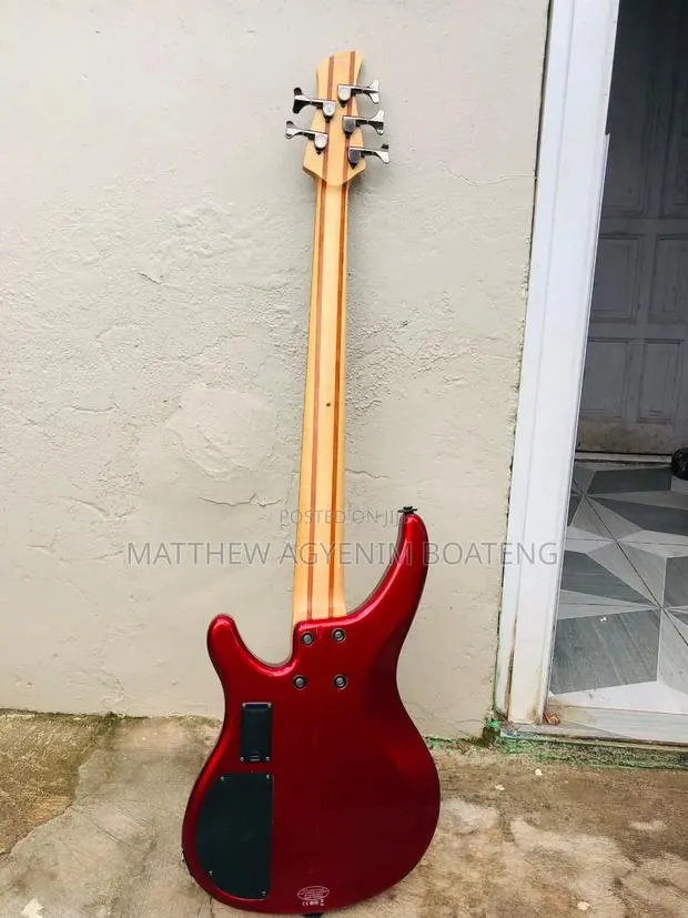 Yamaha TRBX 305 Guitar · Photo 2