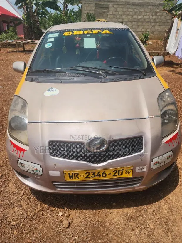 Toyota Vitz 1.3 AWD 5dr 2010 Silver · Photo 1