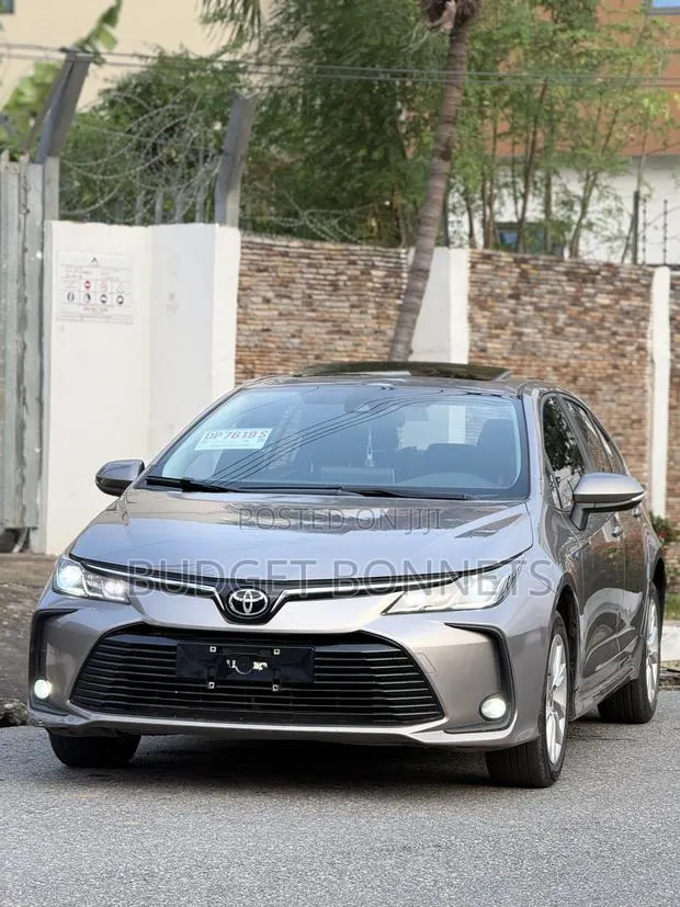 Toyota Corolla LE 2023 Gold · Photo 1