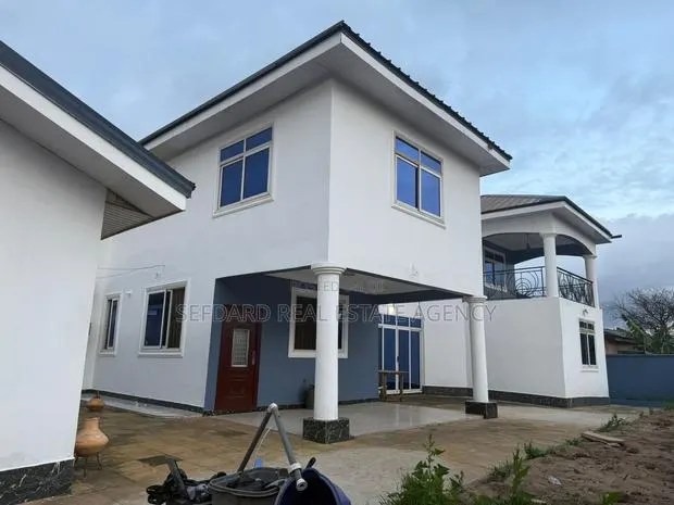 8bdrm House in Sefdard Properties, Haatso for sale · Photo 1