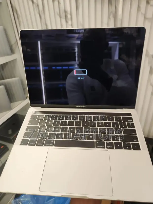 Laptop Apple MacBook Pro 2019 8GB Intel Core i5 SSD 128GB · Photo 1