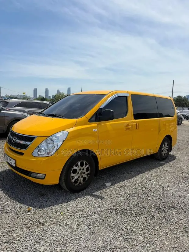Hyundai Starex 2015 Yellow · Photo 1