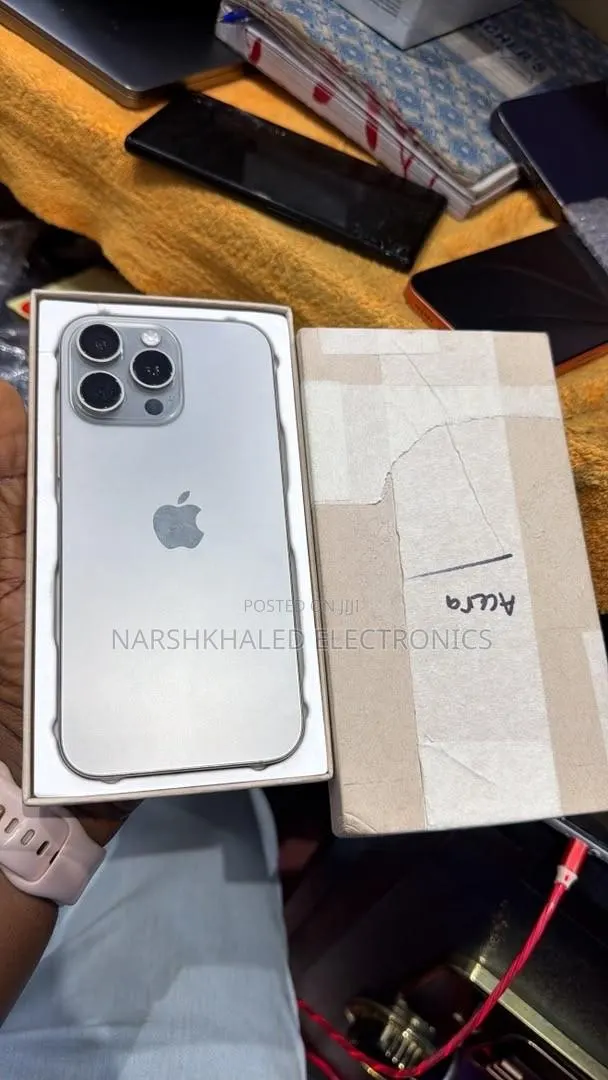 Apple iPhone 16 Pro Max 256 GB Silver · Photo 1
