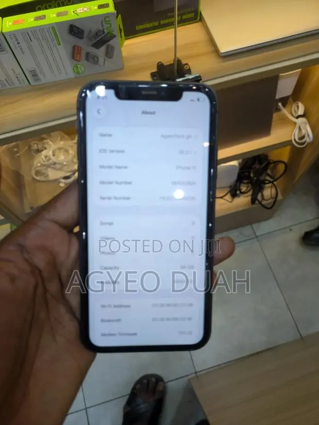 Apple iPhone 11 64 GB Black · Photo 1