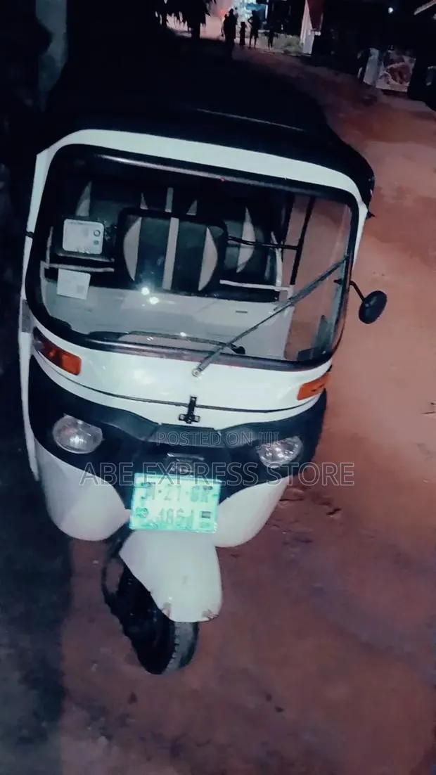Bajaj RE 2021 White · Photo 1