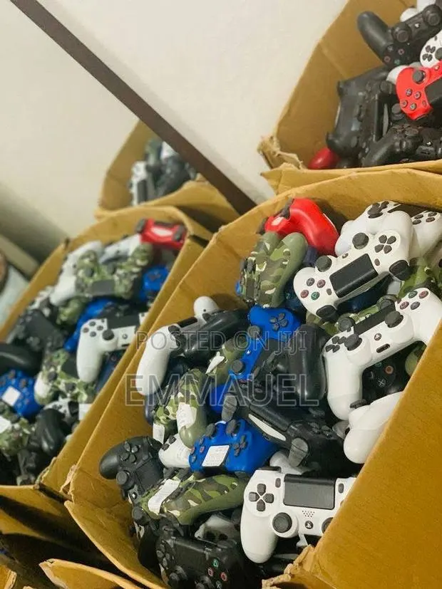 Playstation 4 Controllers · Photo 1
