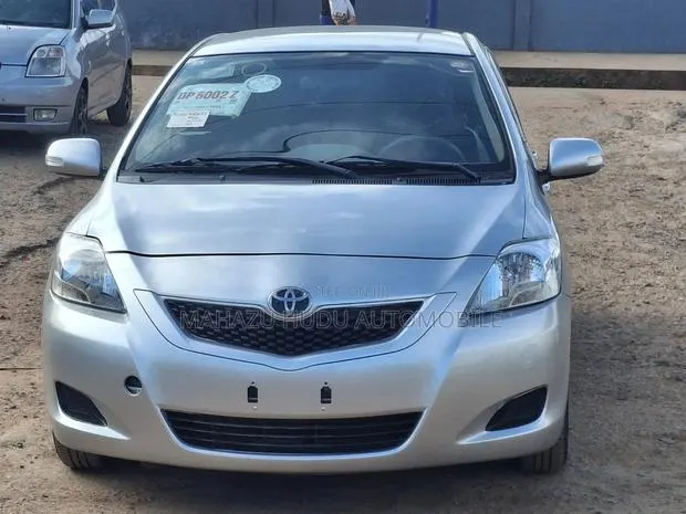 Toyota Belta 2010 Silver · Photo 1