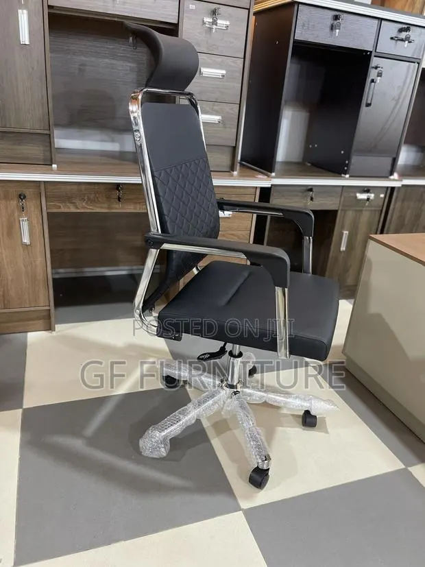 High-Back Leather Office Chair With Headrest · Photo 1