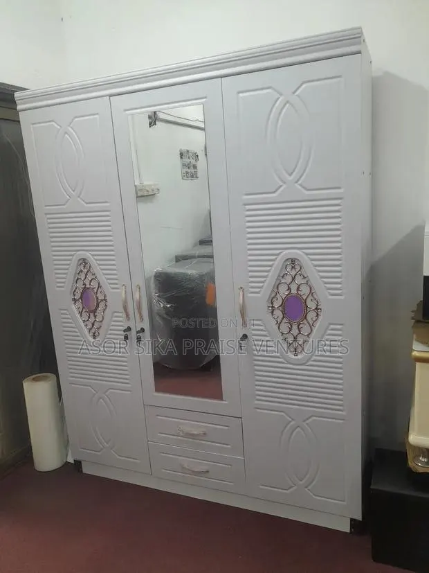 Wardrobe Wooden · Photo 1