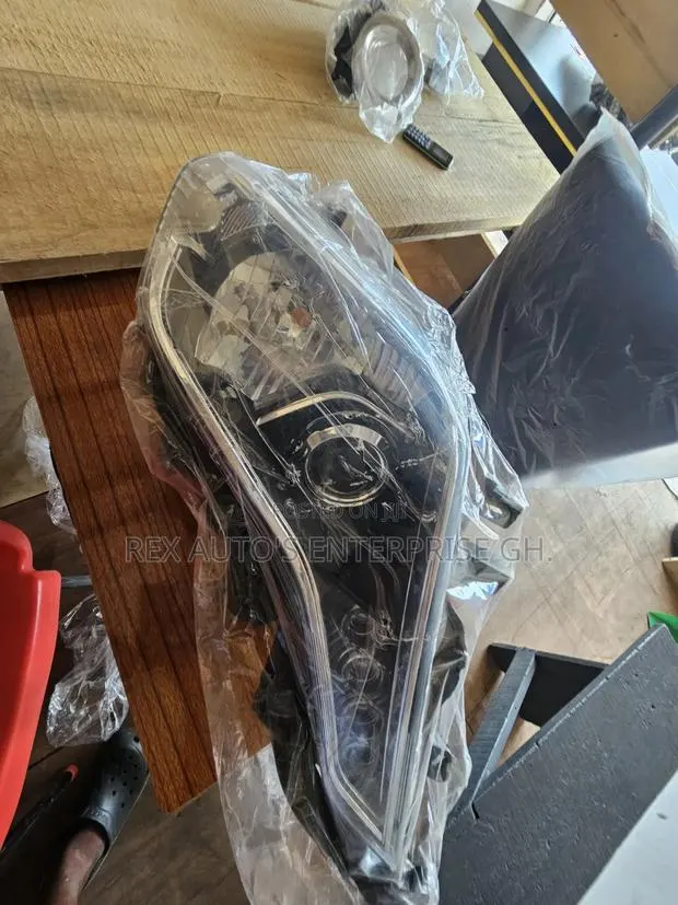 Toyota Land Cruiser Prado 2014-2016 Headlight · Photo 1