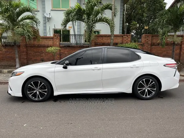 Toyota Camry SE FWD (2.5L 4cyl 8AM) 2018 White · Photo 1