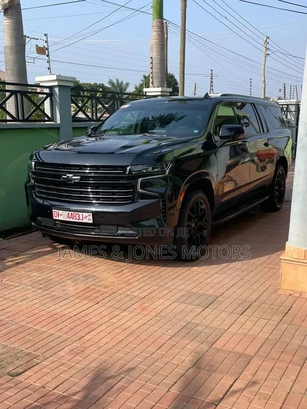 Chevrolet Suburban 2022 Black · Photo 1