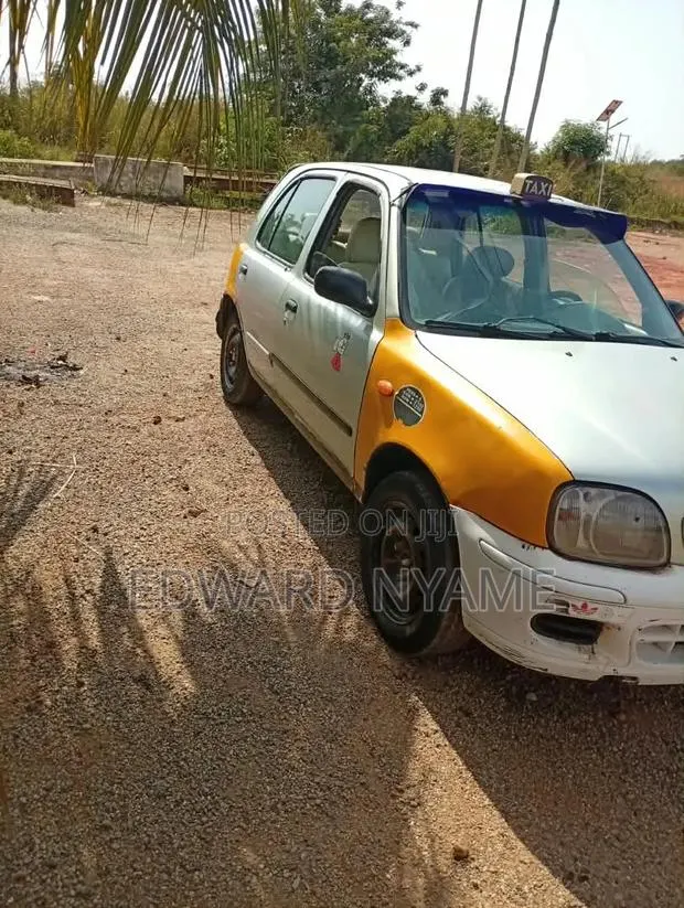 Nissan March 2010 White · Photo 1