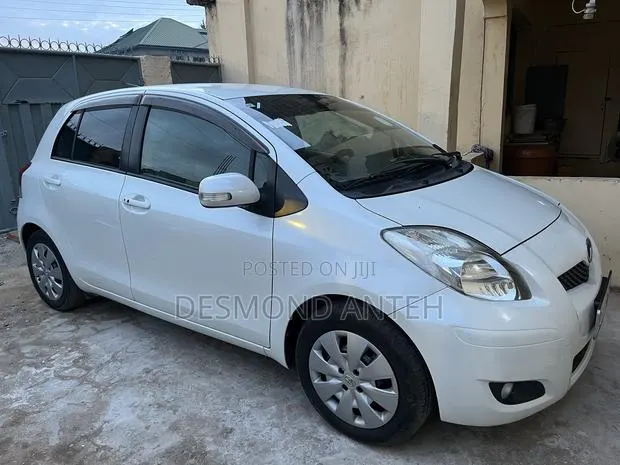 Toyota Vitz 1.3 FWD 5dr 2010 White · Photo 1