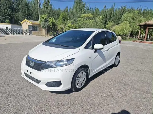 Honda Fit 2018 White · Photo 1