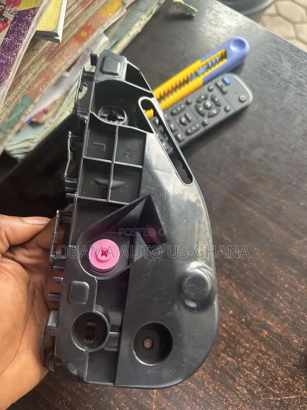 Hilux 2016 2017 2018 2019 2020 2021 2022 Fender Locker Bumper Bracket · Photo 1