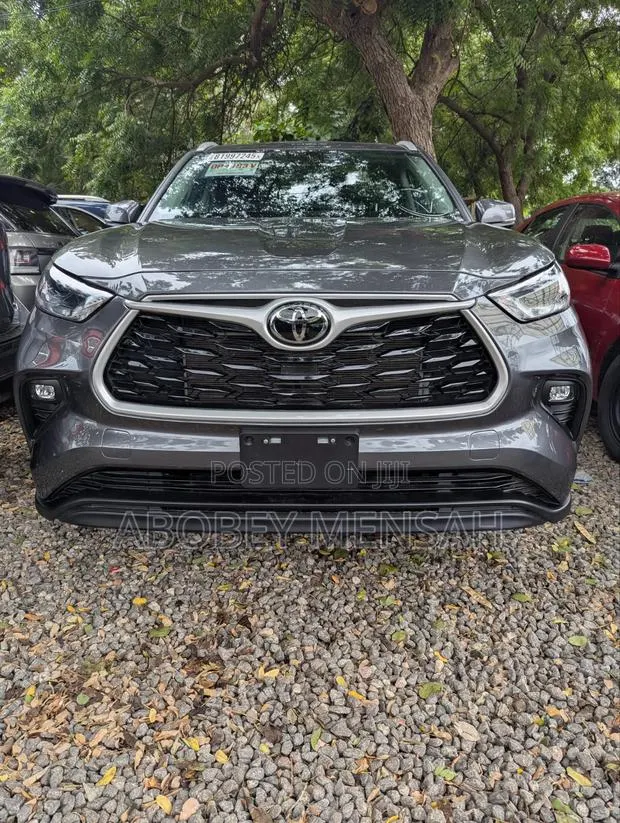 Toyota Highlander XLE 2022 Gray · Photo 1