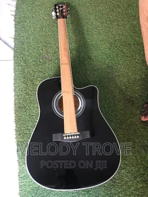 Yamaha Sleek Black Semi-Acoustic Guitar 6strings · Photo 1