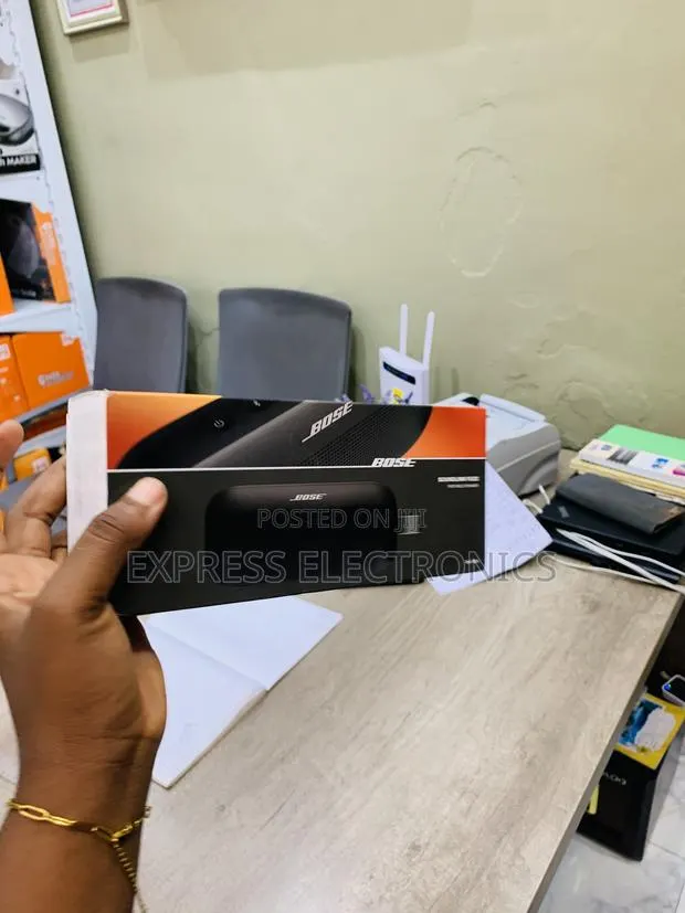 Long Lasting Bose SoundLink Flex Bluetooth Speaker With Microphone · Photo 1