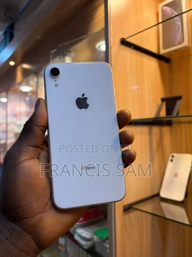 Apple iPhone XR 64 GB White · Photo 1