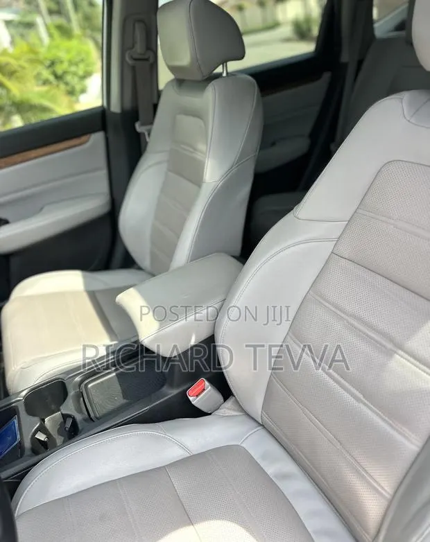 Honda CR-V Touring 4dr SUV AWD (1.5L 4cyl CVT) 2017 Silver · Photo 1