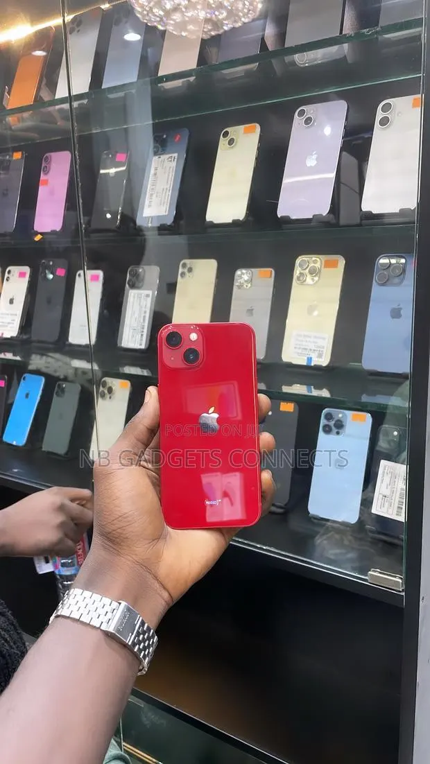 Apple iPhone 13 128 GB Red · Photo 1
