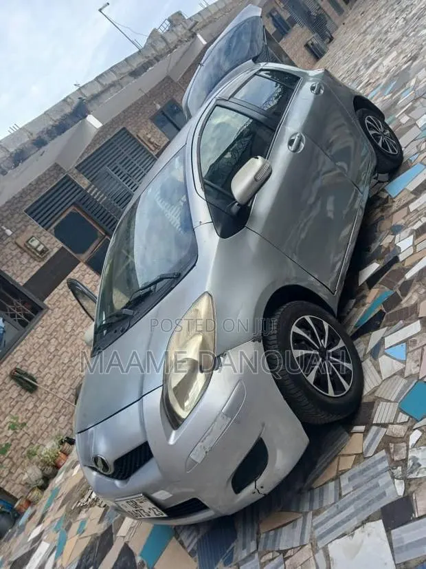 Toyota Vitz 2010 Gray · Photo 1