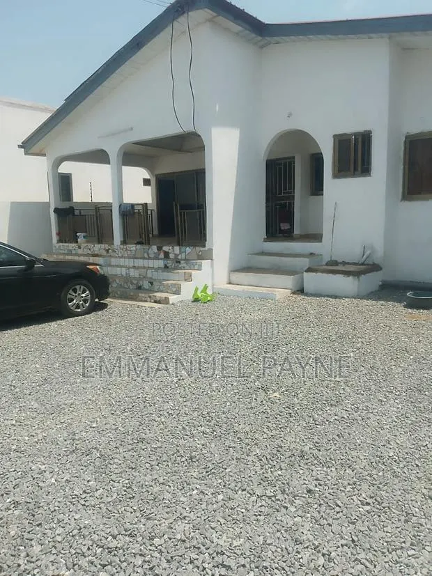 7bdrm House in Madina, Lake Side for sale · Photo 1