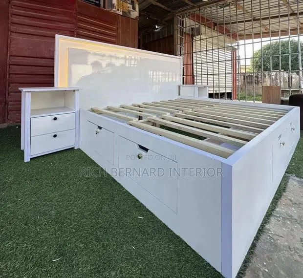 Gloss White Queen Size Bed · Photo 1