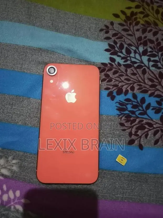 Apple iPhone XR 128 GB Orange · Photo 1