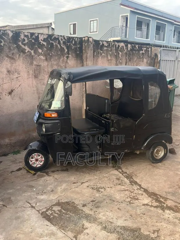 Bajaj RE 2022 Black · Photo 1
