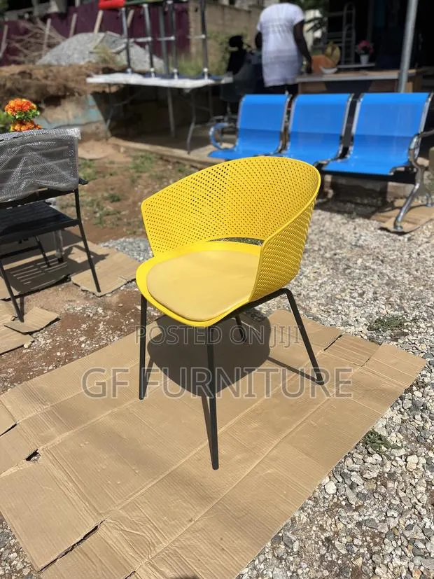 Plastic Dining Chairs · Photo 1