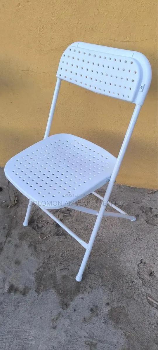 Flat Back Dotted Chair · Photo 1