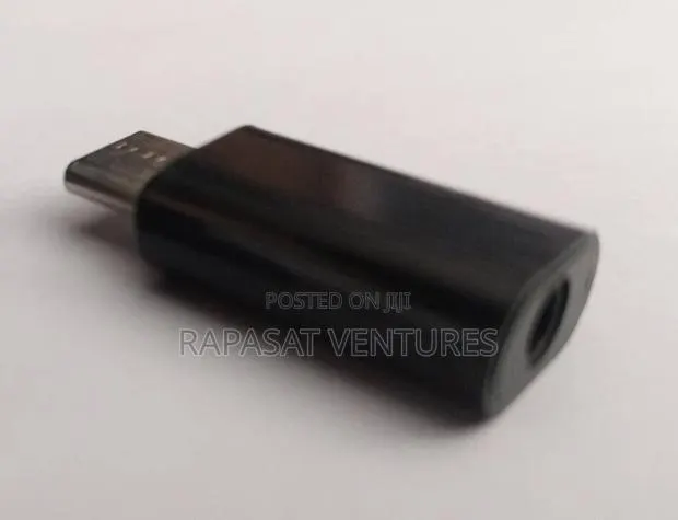 Usb-C Male to Audio Female Converter · Photo 1