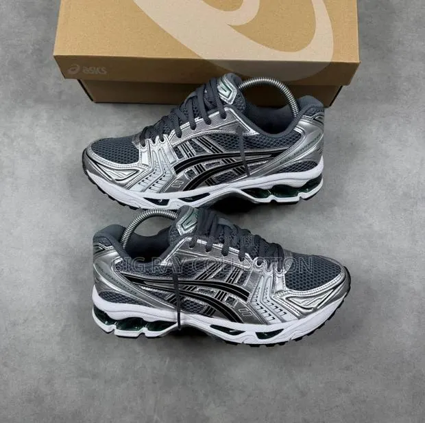 Ash Grey Asics Sneaker · Photo 1