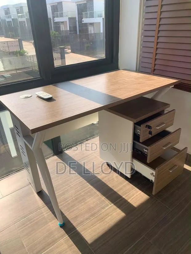 120 Cm by 60 Cm Table With Cabinets · Photo 5