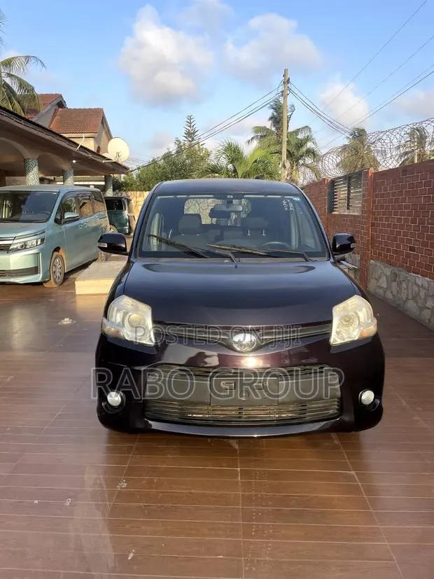 Toyota Sienta 2011 Purple · Photo 1