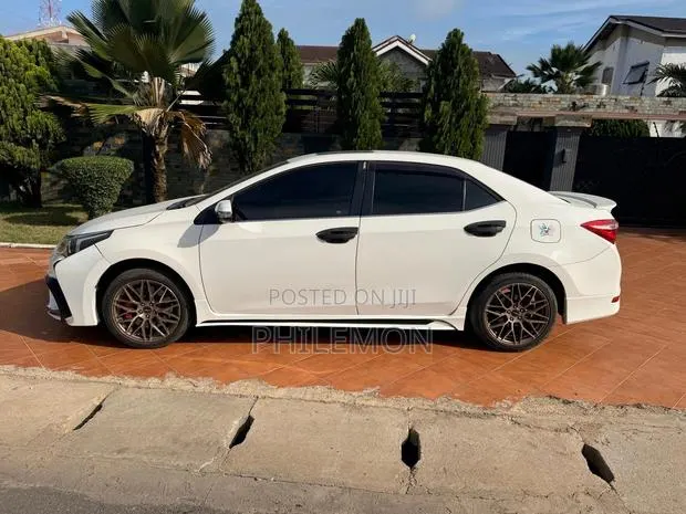 Toyota Corolla 2013 White · Photo 1