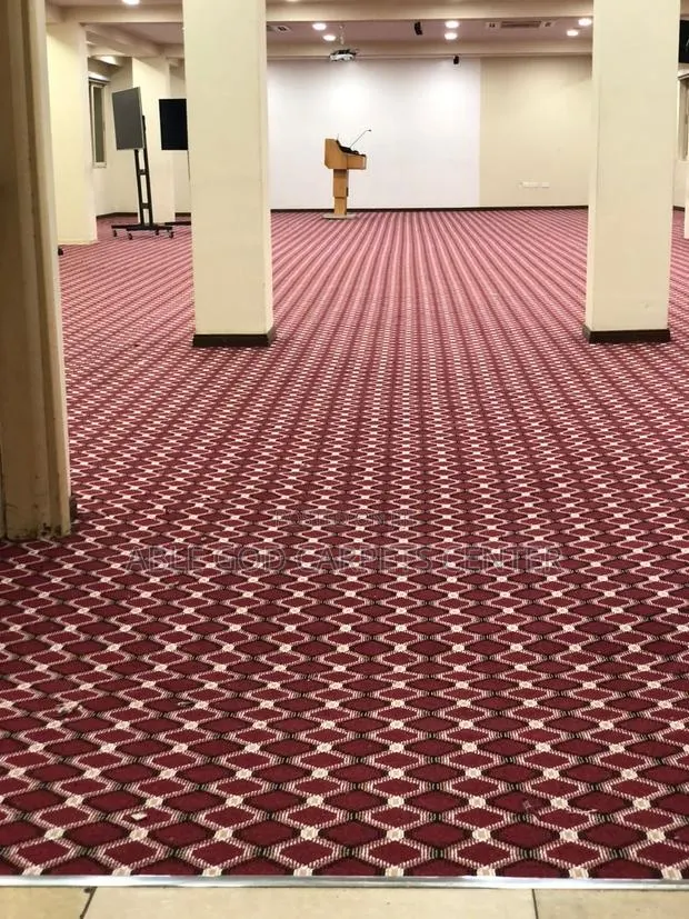 Wine and Gold Woolen Carpets for Floor and Offices · Photo 1