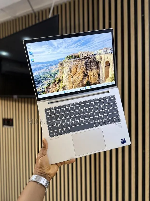 New Laptop HP EliteBook 640 G11 16GB Intel Core Ultra 5 SSD 512GB · Photo 1