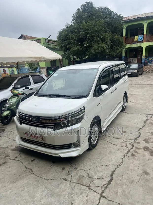 Toyota Voxy 2015 White · Photo 1