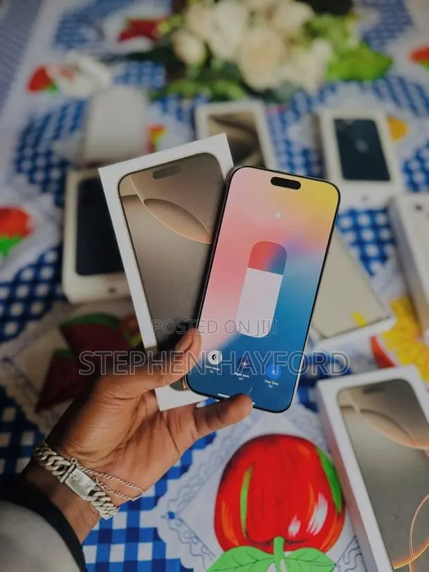 Apple iPhone 16 Pro Max 256 GB Gold · Photo 1