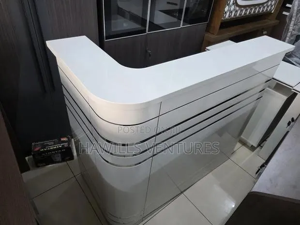 White Shape Reception Desk · Photo 1