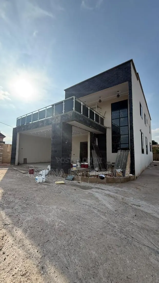 5bdrm Townhouse/Terrace in Brofoyedru, Kumasi Metropolitan for sale · Photo 1