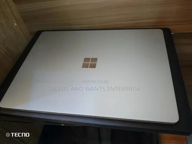 New Laptop Microsoft Surface Go 16GB Intel Core i5 SSD 256GB · Photo 1