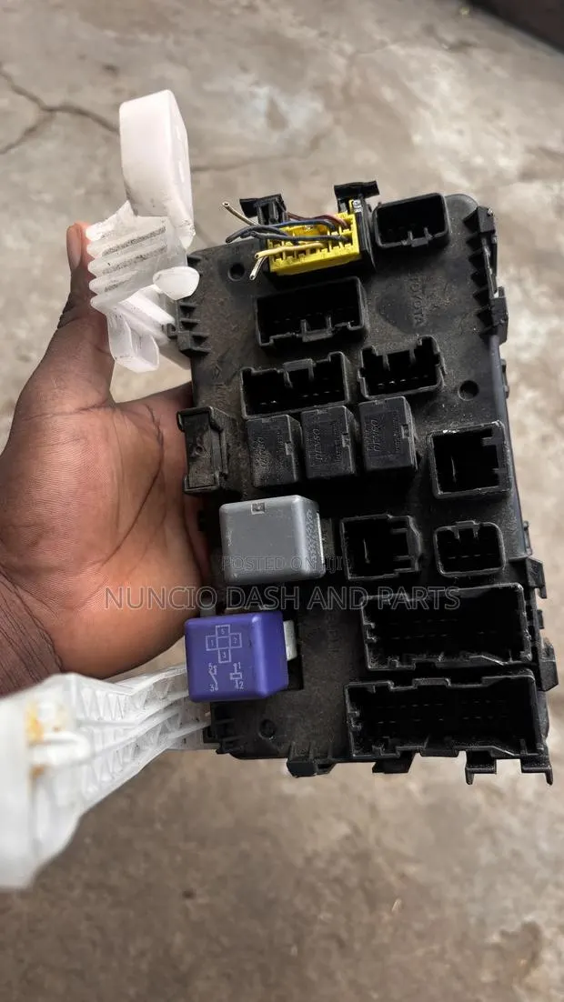 Toyota Corolla 2003 2008 Dashboard Fuse Board · Photo 1