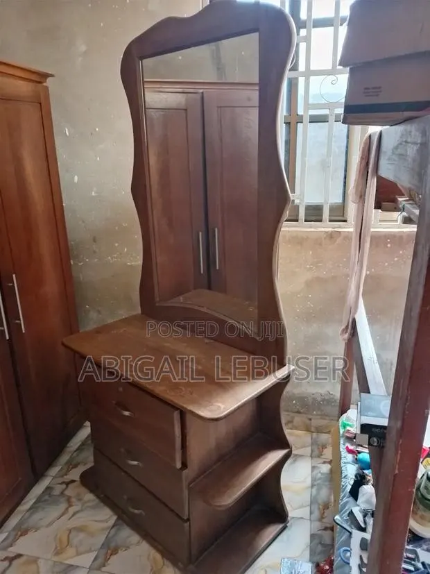 Dressing Mirror and Sit · Photo 1